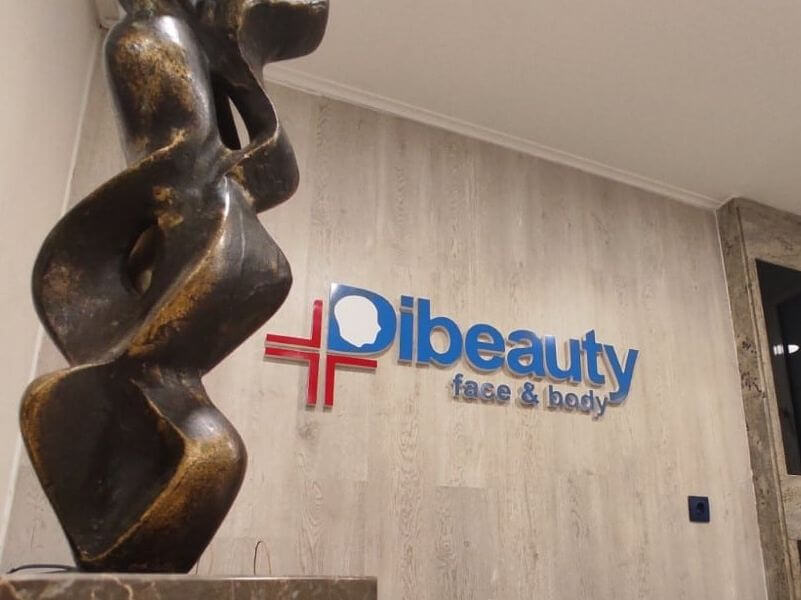 Λογότυπο της DiBeauty εμφανίζεται στο ιατρείο, αντιπροσωπεύοντας την ποιότητα και την αξιοπιστία στην ιατρική αισθητική.
